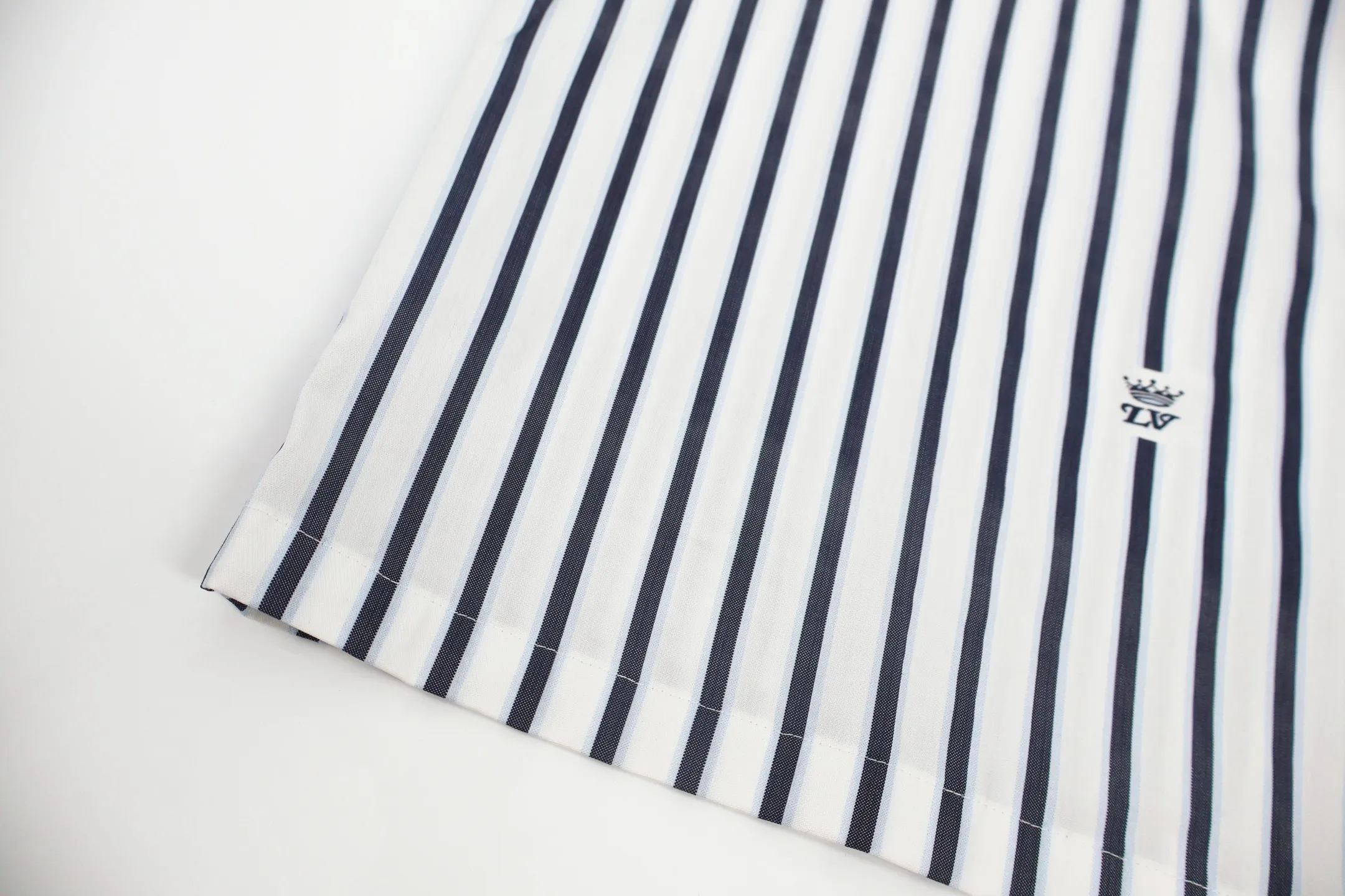 🅿️600 1v striped barrage zipper shirt This cotton shirt renews the classic silhouette with a zipper front, and adds a modern touch with a beaded zipper pull. The LV Crown Stripes pattern is woven using a thread-cutting jacquard technique, with a miniature version of the LV Crown logo interspersed between the stripes, adding a collegiate style to everyday looks. When French elegance meets American casualness, this striped jacket unlocks LV’s diverse style code. The classic vertical stripes reproduce retro accents, the metal zippers inject street vitality, and the exquisite logos all over the design are like luxury codes. The collision of blue and white outlines a casual and uninhibited gentleman's style. It breaks the boundary between "formal" and "casual" - a stylish man when commuting and a trend pioneer when going out on the street, turning the century-old LV craftsmanship into a universal style formula for contemporary men. Size:S-M-L
